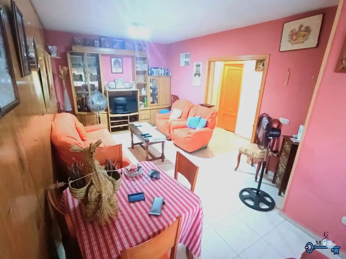 Sala d'estar de Casa adosada en venda en El Viso de San Juan amb Jardí privat, Terrassa i Traster