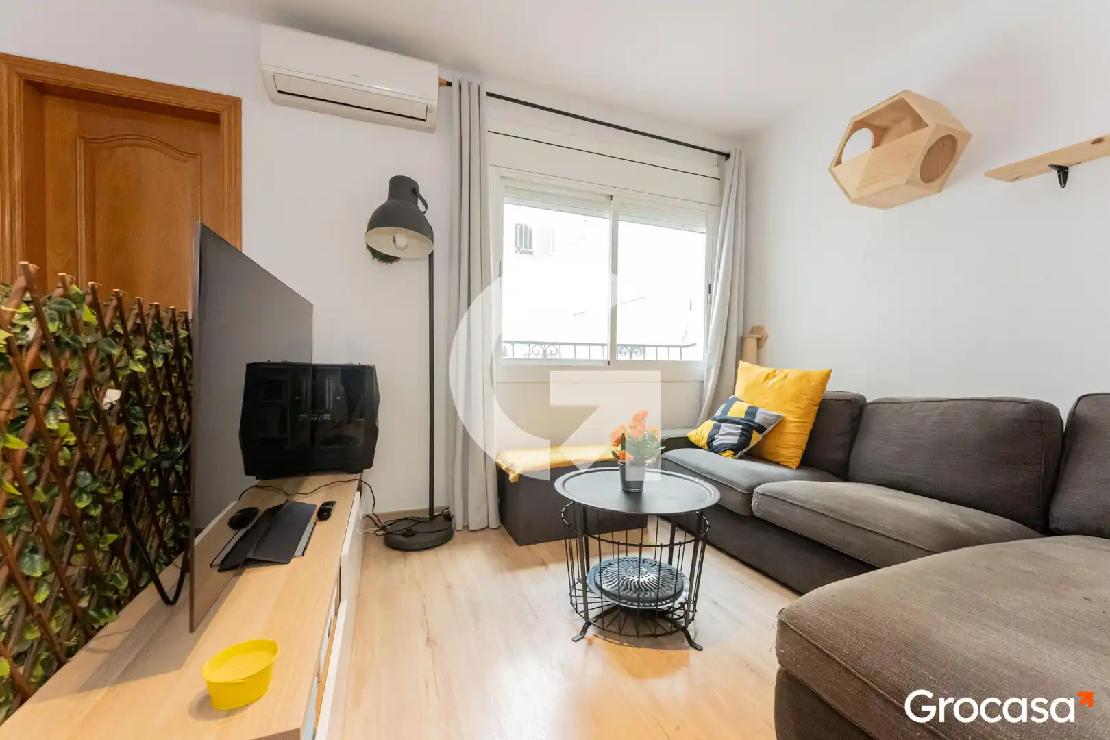 Sala d'estar de Pis en venda en Cornellà de Llobregat amb Aire condicionat