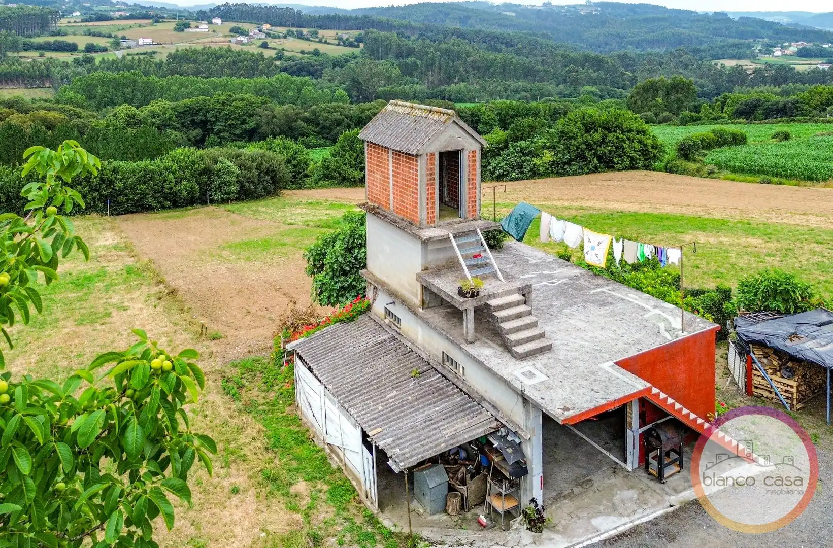 Vista exterior de Casa o xalet en venda en Carballo amb Jardí privat i Traster