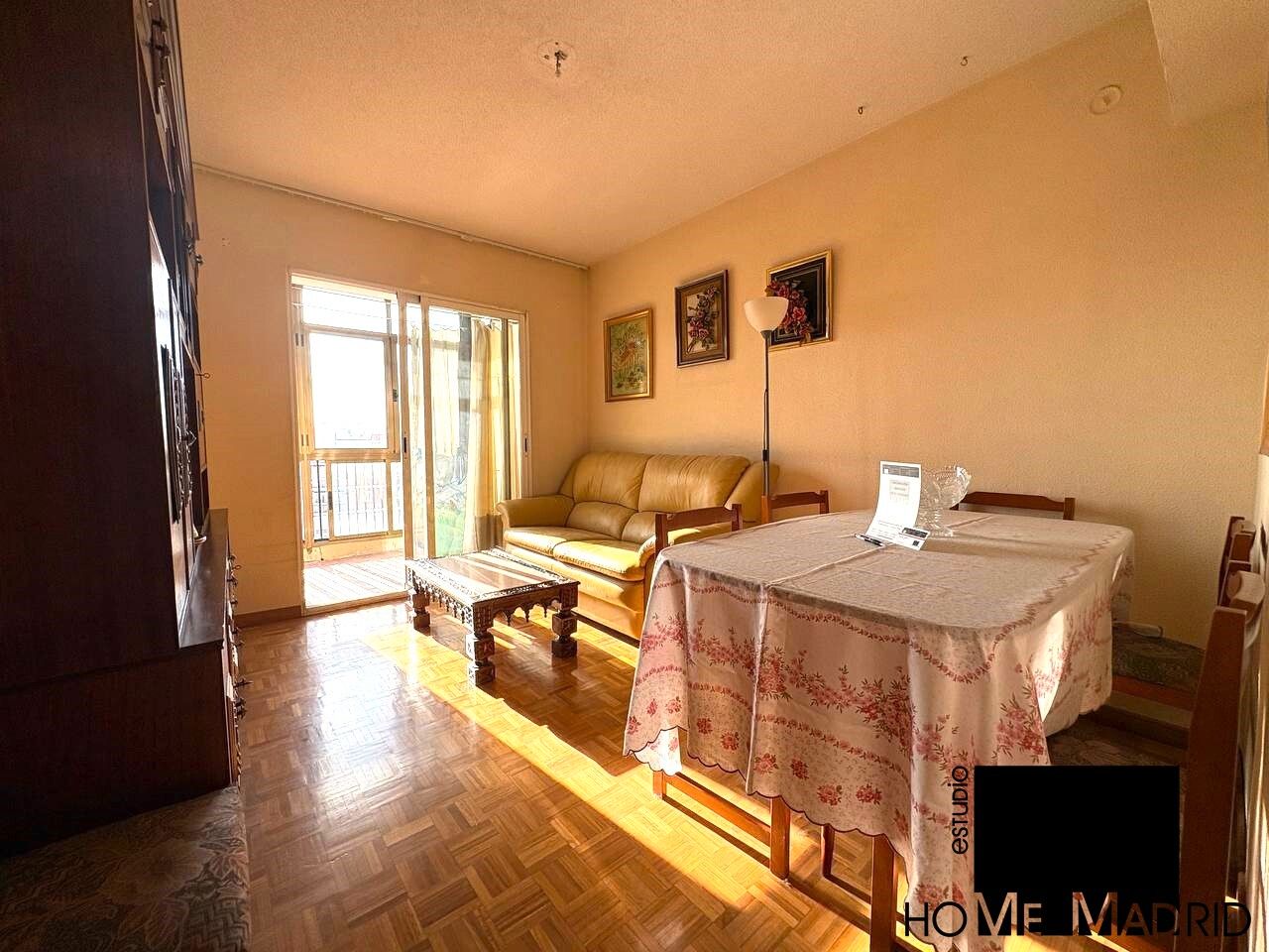 Sala de estar de Piso en venta en  Madrid Capital con Calefacción, Parquet y Terraza