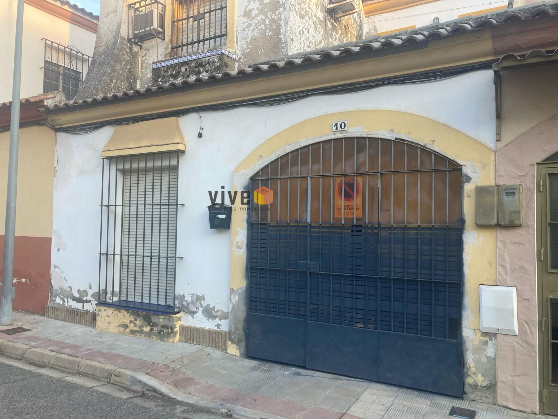 Vista exterior de Casa adosada en venda en Dos Hermanas amb Jardí privat