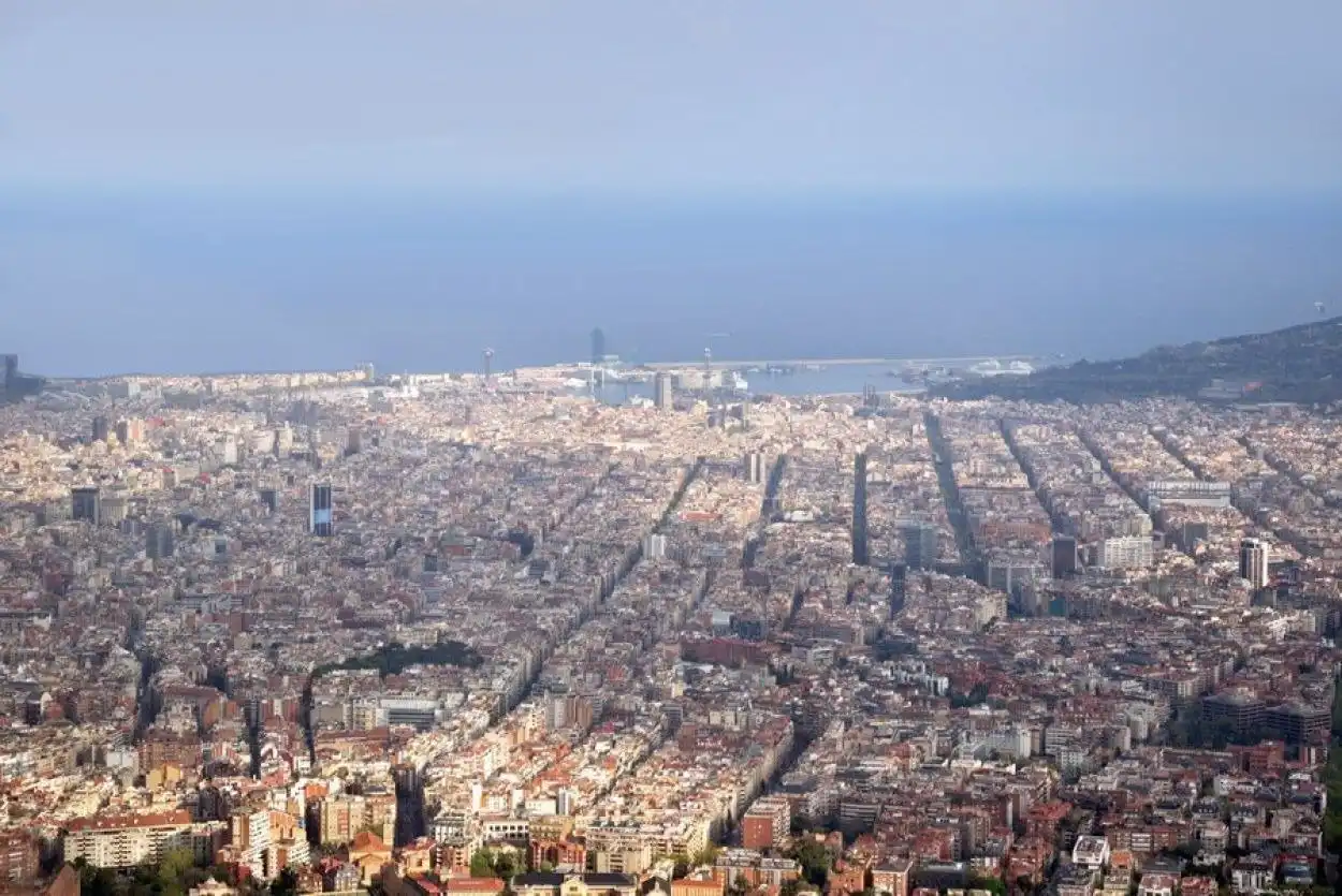 Vista exterior de Edifici en venda en Barcelona