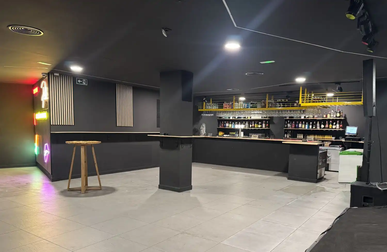 Local comercial en traspaso en Avenida Ricardo Soriano 10