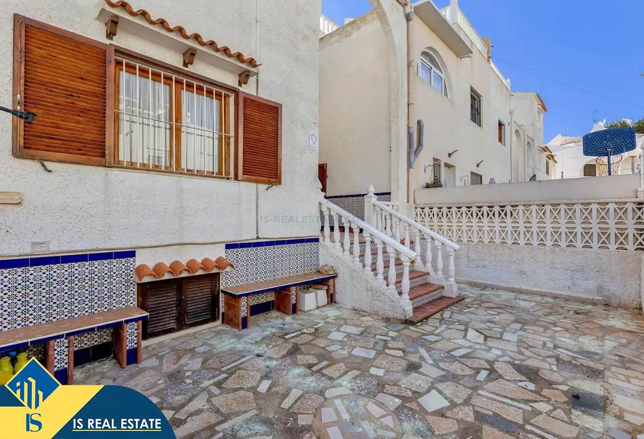 Außenansicht von Einfamilien-Reihenhaus zum Verkauf in Torrevieja mit Klimaanlage, Heizung und Privatgarten