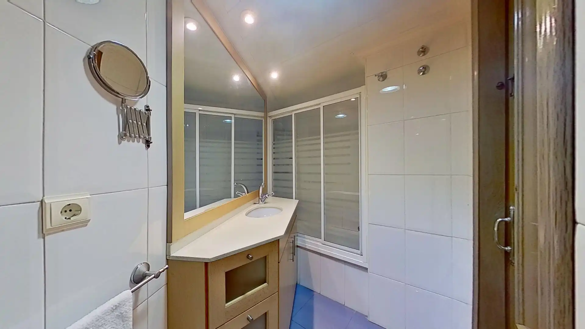 Bathroom of Flat for sale in Málaga  with Terrace and Storage room