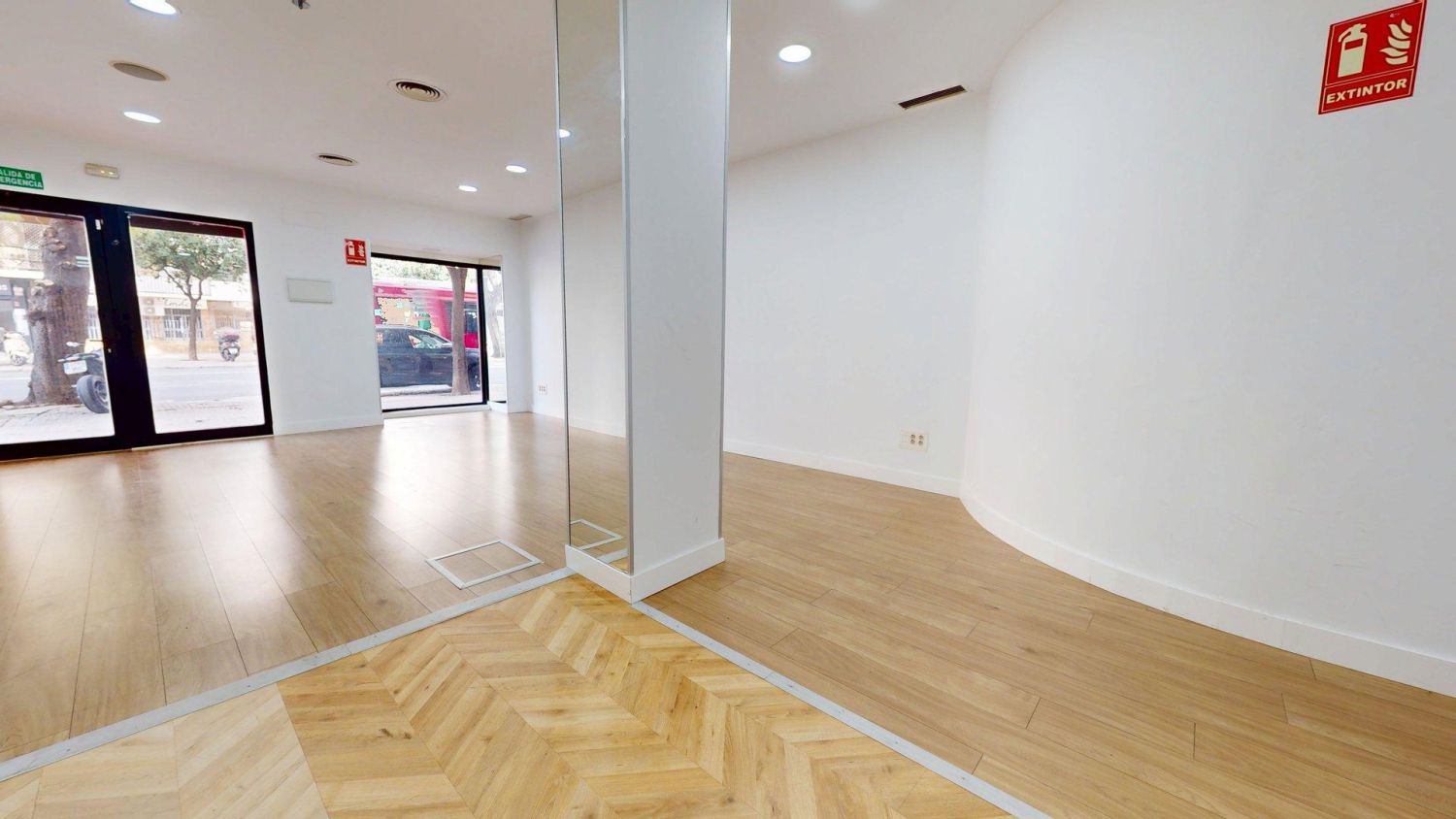 Premises for rent in  Sevilla Capital  with Air Conditioner