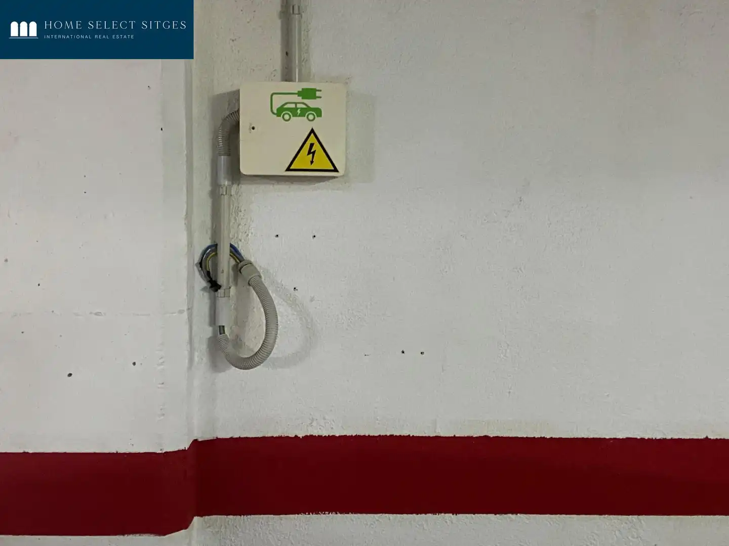 Parkplatz von Einfamilien-Reihenhaus zum Verkauf in Sitges mit Klimaanlage, Heizung und Parkett