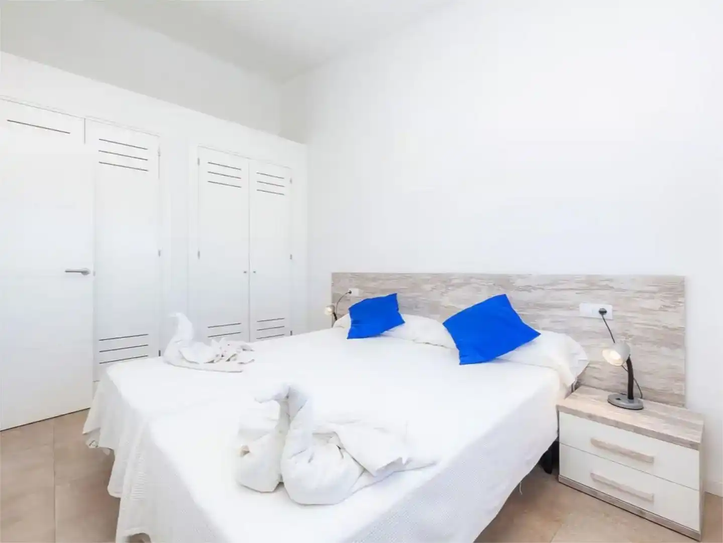 Schlafzimmer von Country house zur Miete in Alcúdia mit Klimaanlage, Privatgarten und Parkett