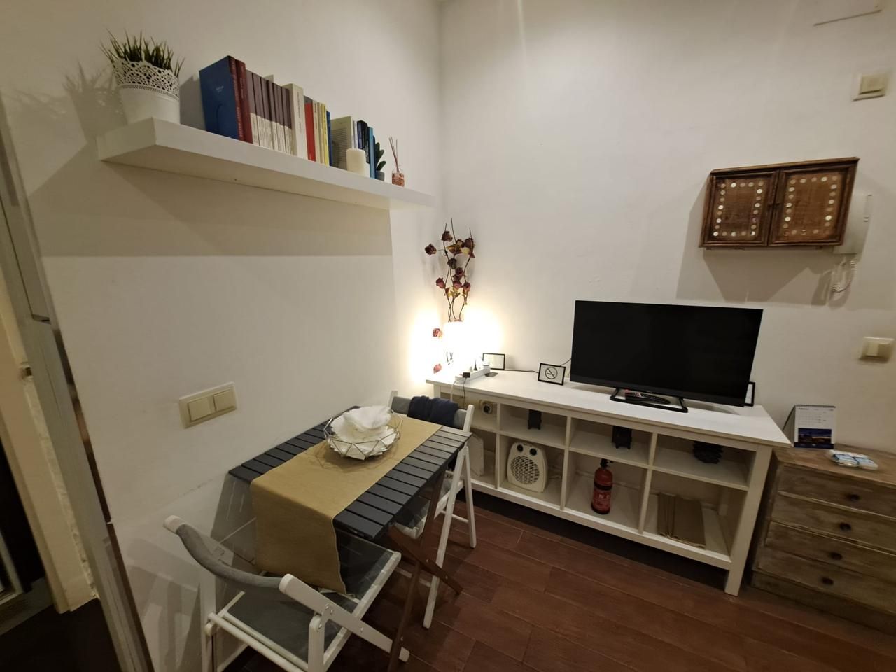 Sala d'estar de Apartament de lloguer en  Madrid Capital amb Aire condicionat i Moblat