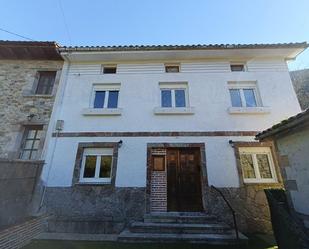 Vista exterior de Casa adosada en venda en Llanes amb Calefacció, Jardí privat i Terrassa