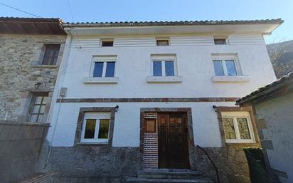 Vista exterior de Casa adosada en venda en Llanes amb Calefacció, Jardí privat i Terrassa