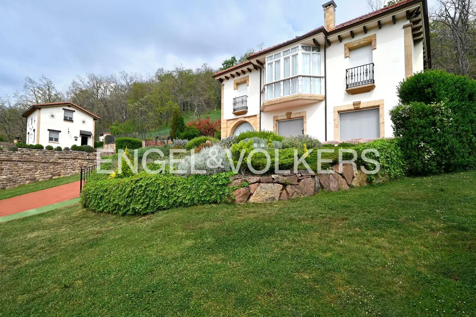 Vista exterior de Casa o xalet en venda en Reinosa amb Aire condicionat, Calefacció i Jardí privat