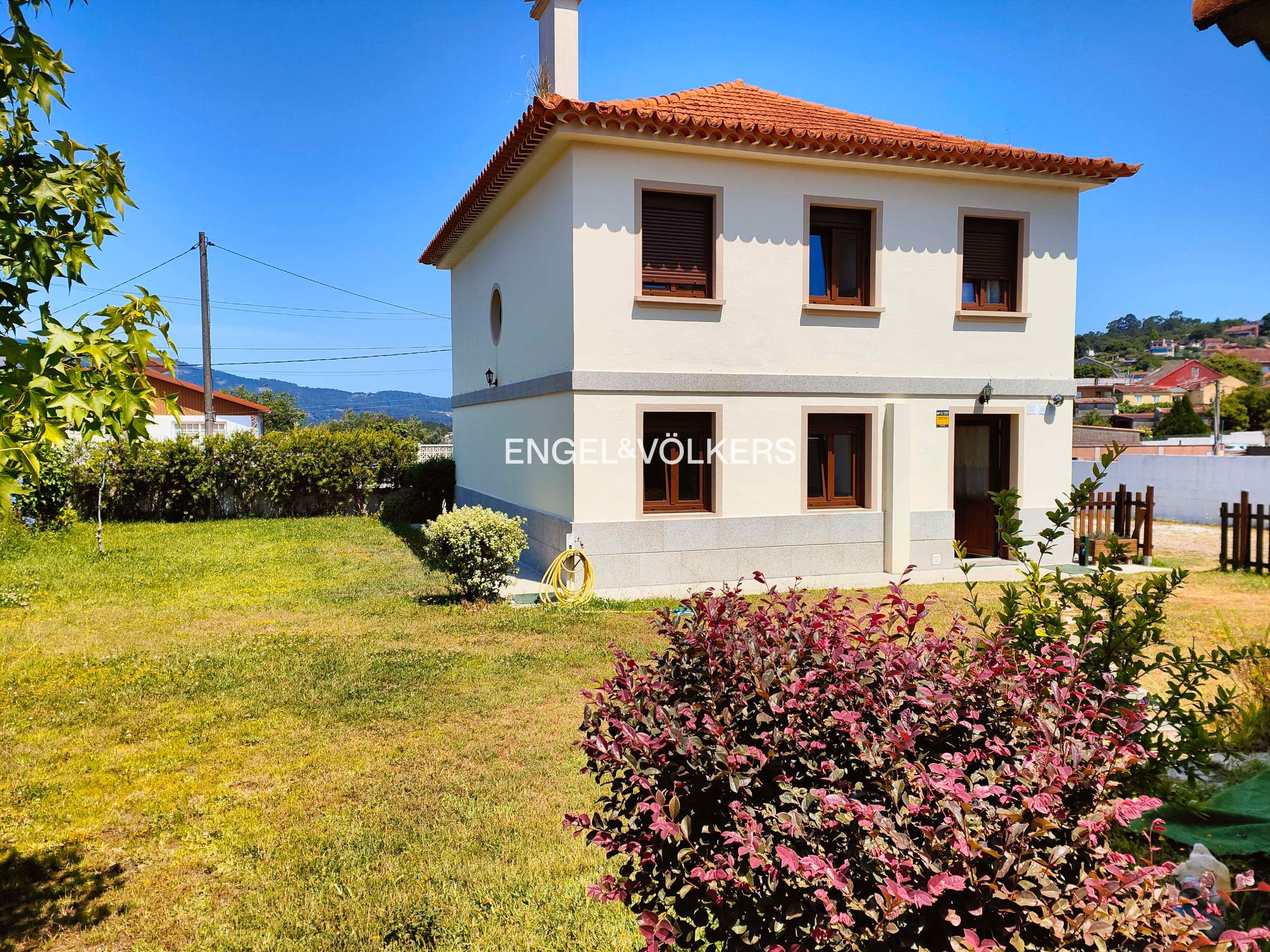 Vista exterior de Casa o xalet en venda en Pontevedra Capital  amb Calefacció, Jardí privat i Balcó