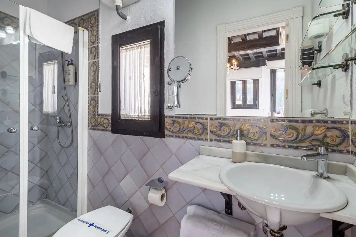 Badezimmer von Gebäude zur Miete in Granada