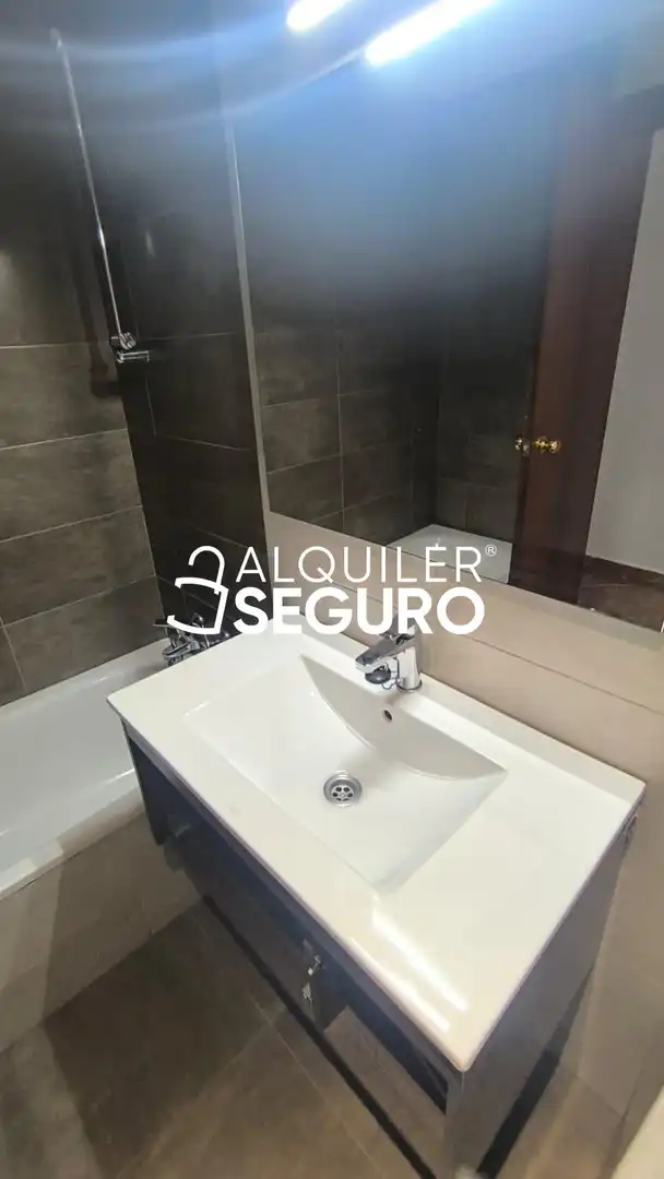 Bany de Pis de lloguer en Sevilla amb Aire condicionat, Terrassa i Piscina