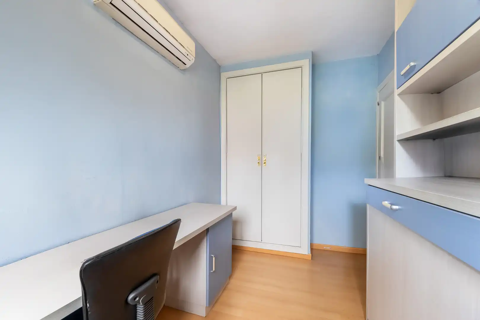 Habitación de Casa adosada en venta en Pozuelo de Alarcón con Aire acondicionado, Calefacción y Jardín privado