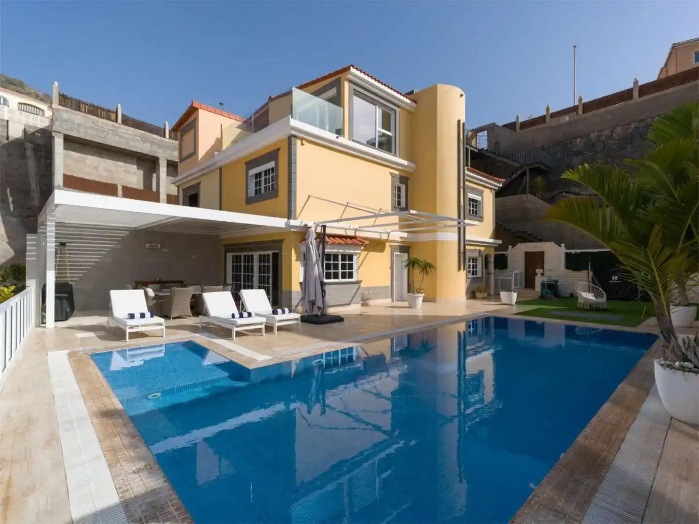 Vista exterior de Casa adosada en venda en Mogán amb Aire condicionat, Piscina i Balcó