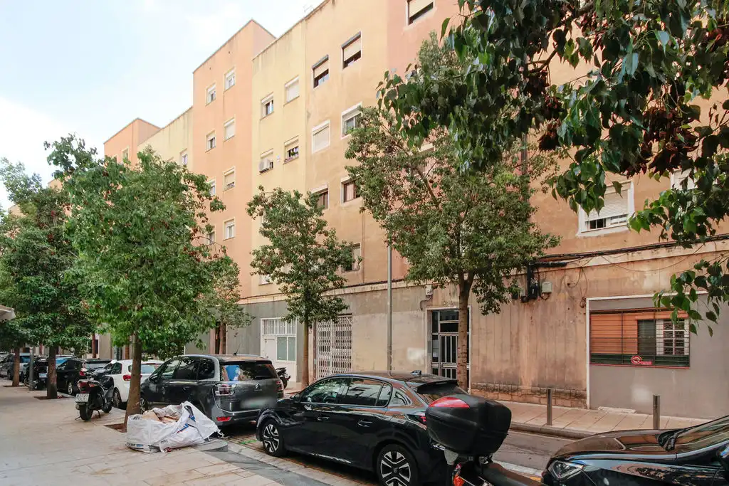 Vista exterior de Piso en venta en Nou Barris