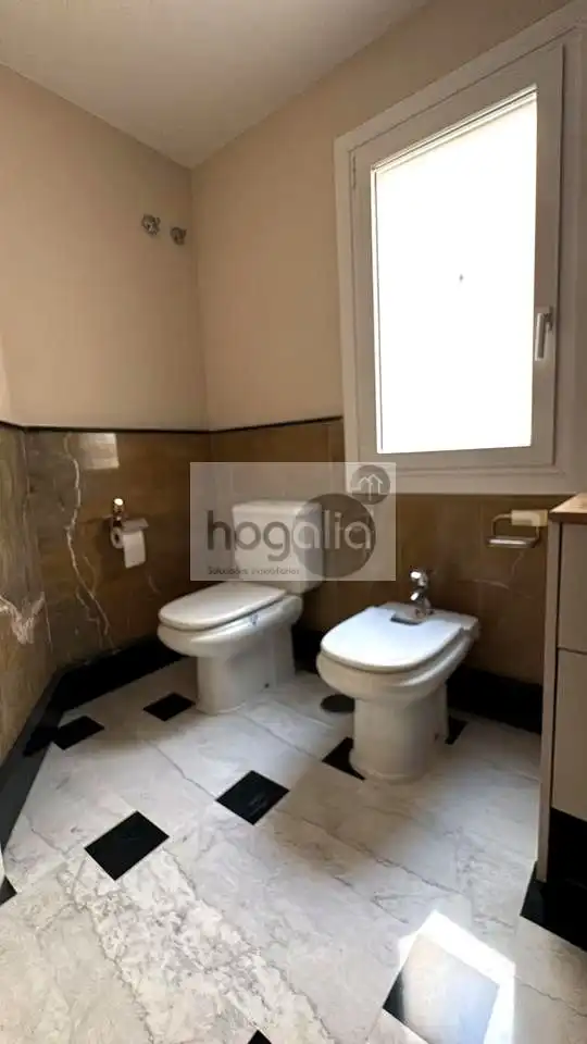 Badezimmer von Wohnung zur Miete in Sevilla mit Klimaanlage und Terrasse