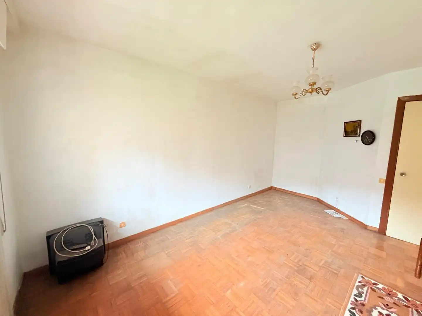 Sala d'estar de Pis en venda en Oviedo  amb Jardí privat, Terrassa i Balcó