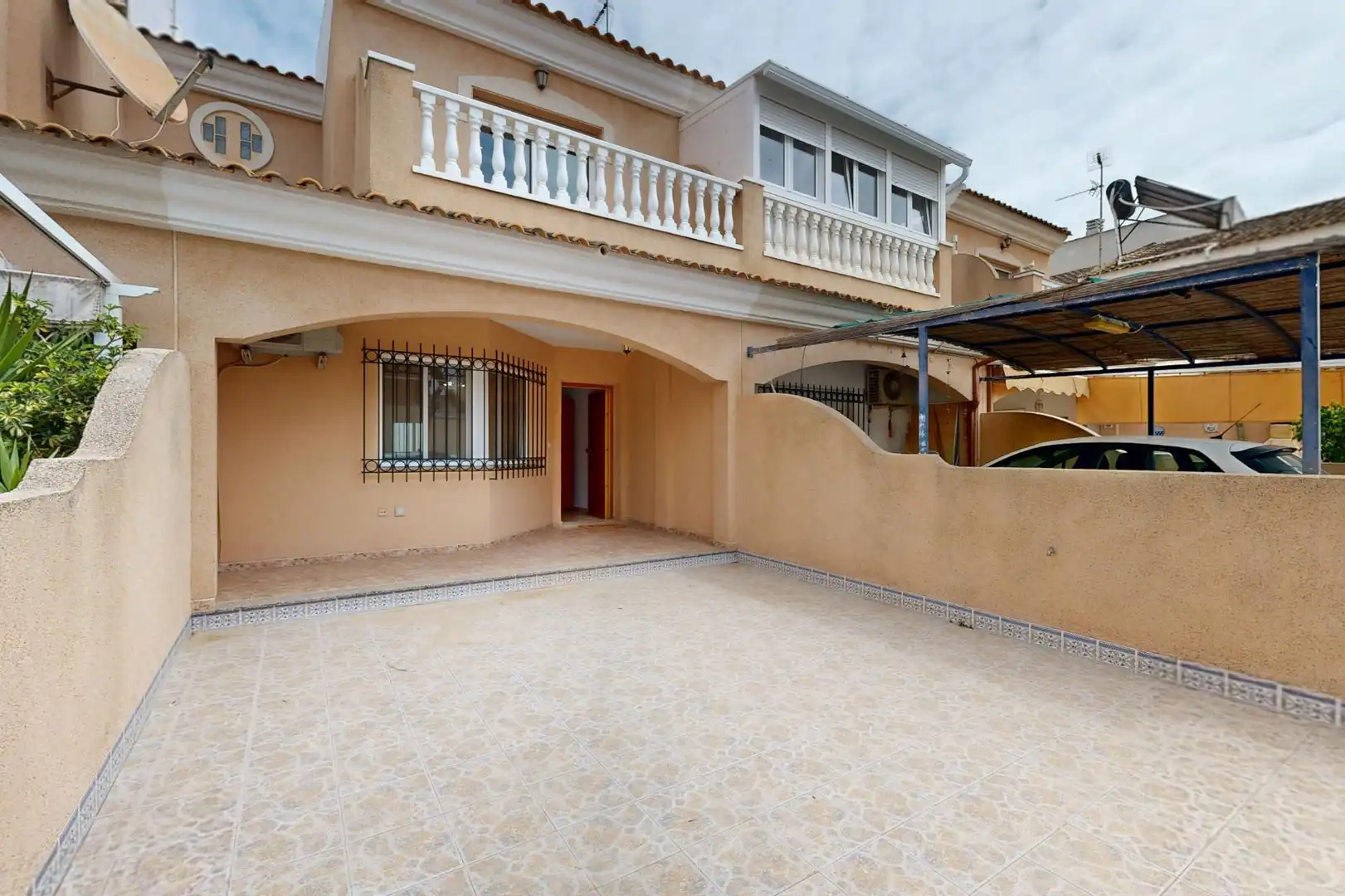 Vista exterior de Casa o xalet en venda en Los Alcázares amb Aire condicionat, Jardí privat i Balcó