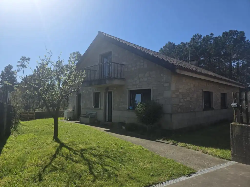 Vista exterior de Casa o chalet en venta en Boiro con Calefacción, Jardín privado y Parquet
