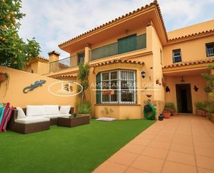 Exterior view of Single-family semi-detached for sale in Chiclana de la Frontera  with Air Conditioner, Private garden and Terrace