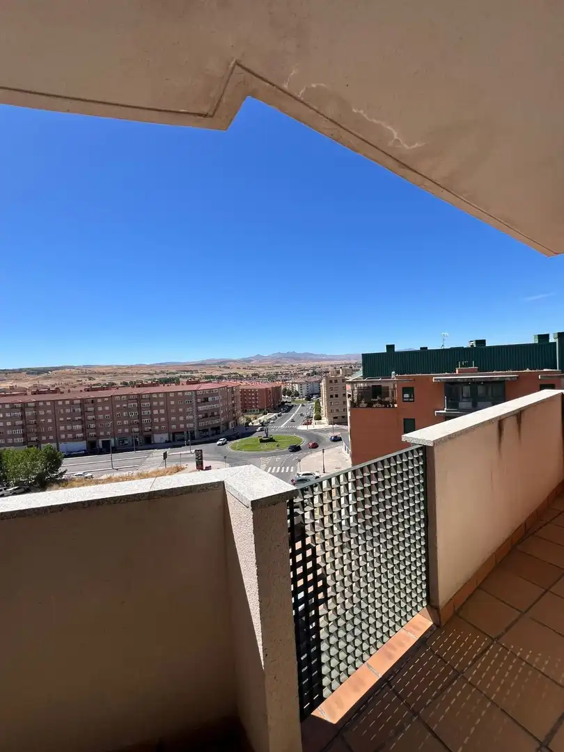 Außenansicht von Wohnung zum Verkauf in Ávila mit Terrasse und Abstellraum
