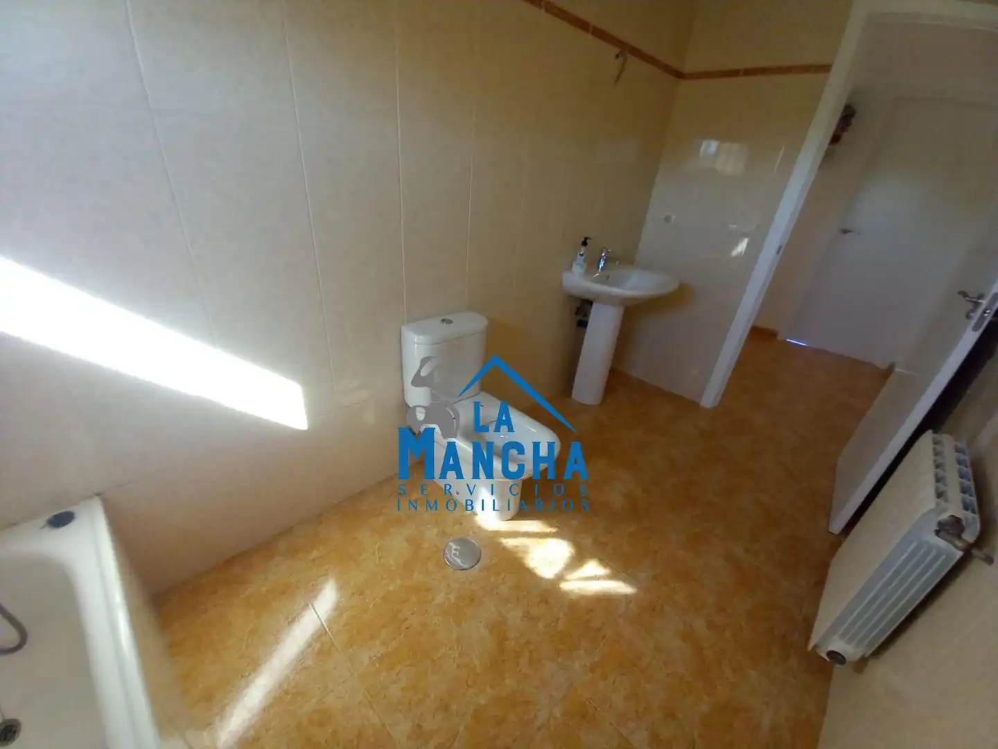 Bany de Casa adosada en venda en Madrigueras amb Calefacció, Terrassa i Traster