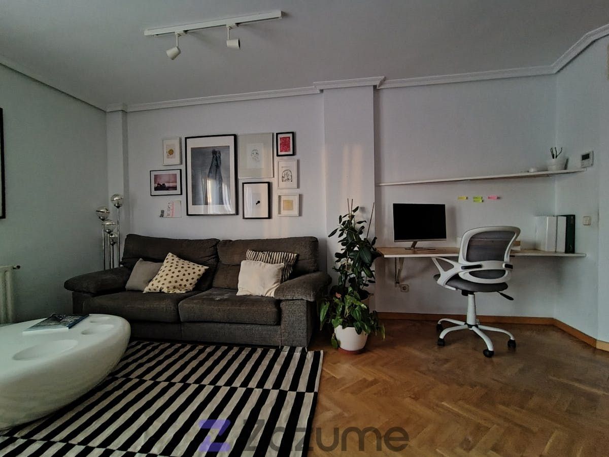 Living room of Flat to rent in  Madrid Capital  with Air Conditioner, Heating and Parquet flooring