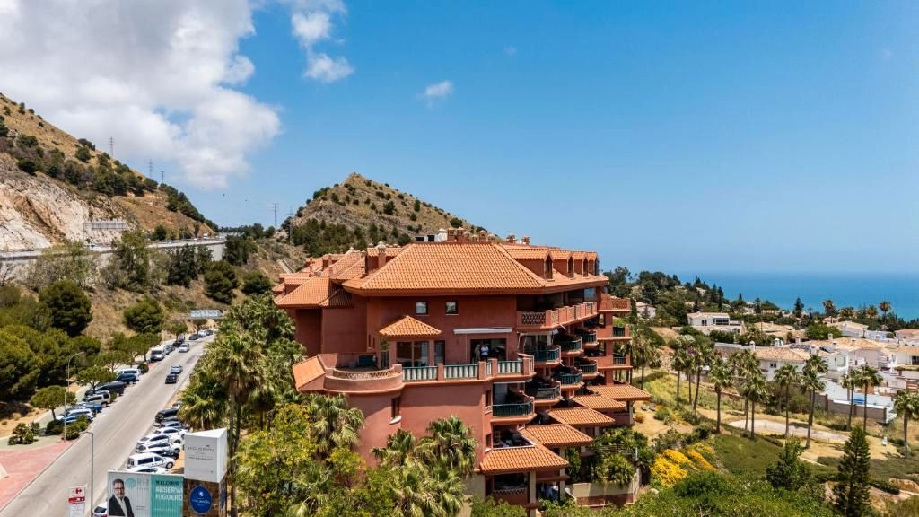 Vista exterior de Àtic en venda en Benalmádena amb Aire condicionat, Calefacció i Terrassa