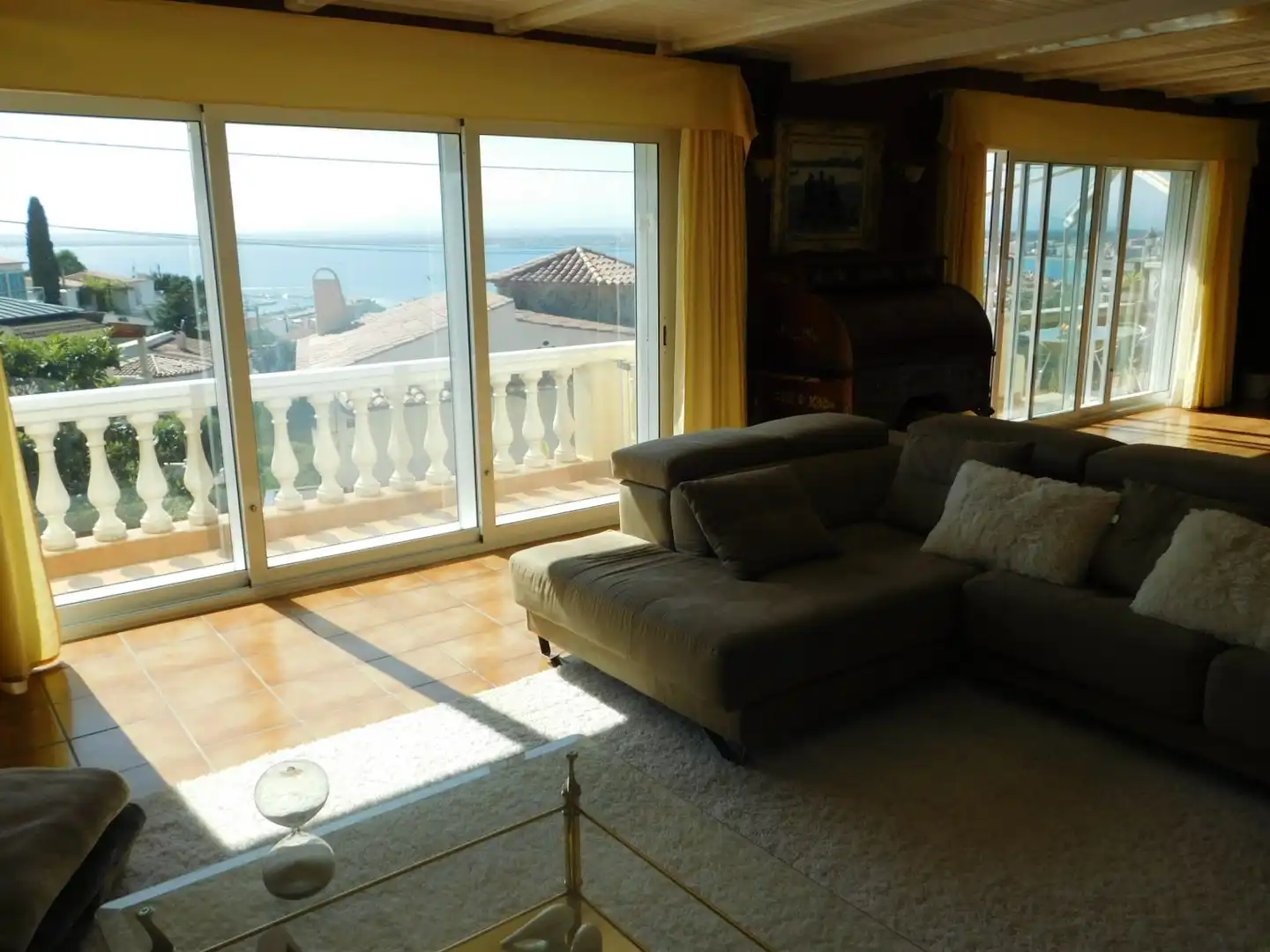 Sala d'estar de Casa o xalet en venda en Roses amb Aire condicionat, Jardí privat i Terrassa