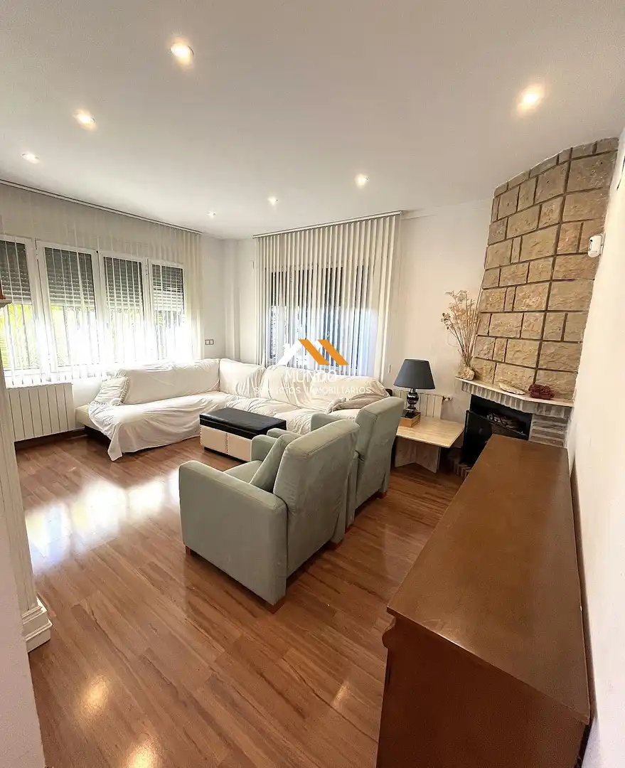 Sala d'estar de Casa o xalet en venda en Paterna amb Aire condicionat, Calefacció i Jardí privat