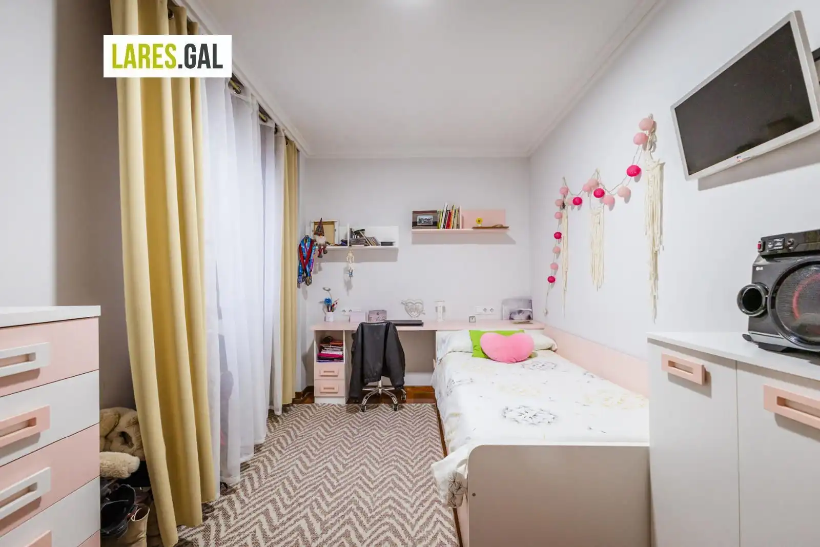 Habitación de Piso en venta en Cangas  con Calefacción, Parquet y Terraza