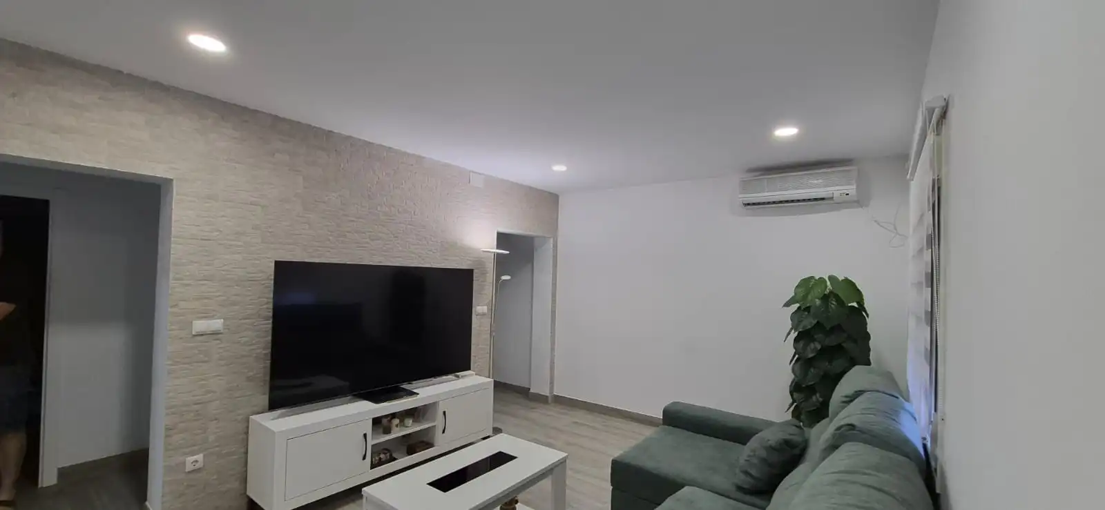 Sala d'estar de Casa o xalet en venda en La Rinconada amb Aire condicionat, Forn i Rentadora