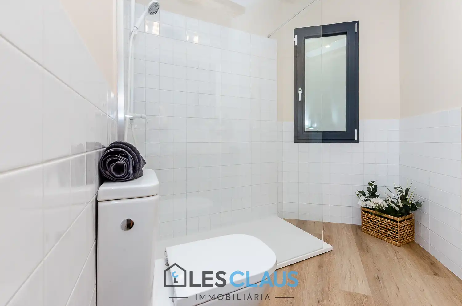Badezimmer von Wohnung zum Verkauf in Barcelona mit Parkett, Ofen und Mikrowelle