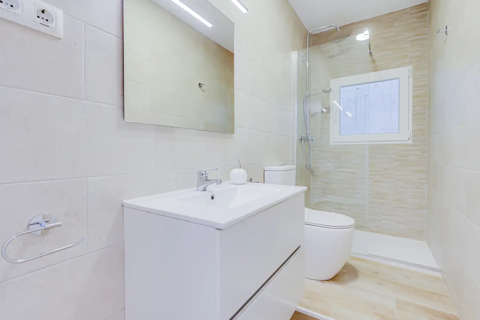 Piso en venta en Carrer Josep Tarradellas, Els Pins