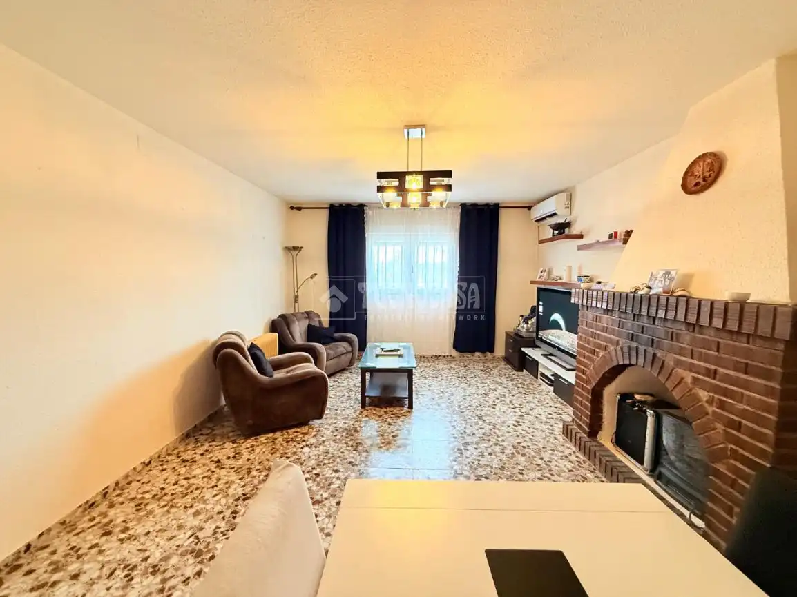 Wohnzimmer von Haus oder Chalet zum Verkauf in Cedillo del Condado mit Klimaanlage, Heizung und Privatgarten