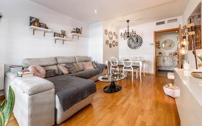 Living room of Flat for sale in  Granada Capital  with Air Conditioner, Terrace and Balcony