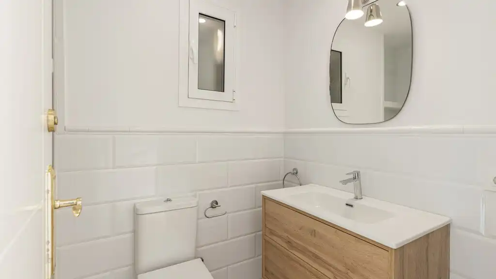 Baño de Apartamento en venta en Barcelona con Aire acondicionado, Parquet y Balcón