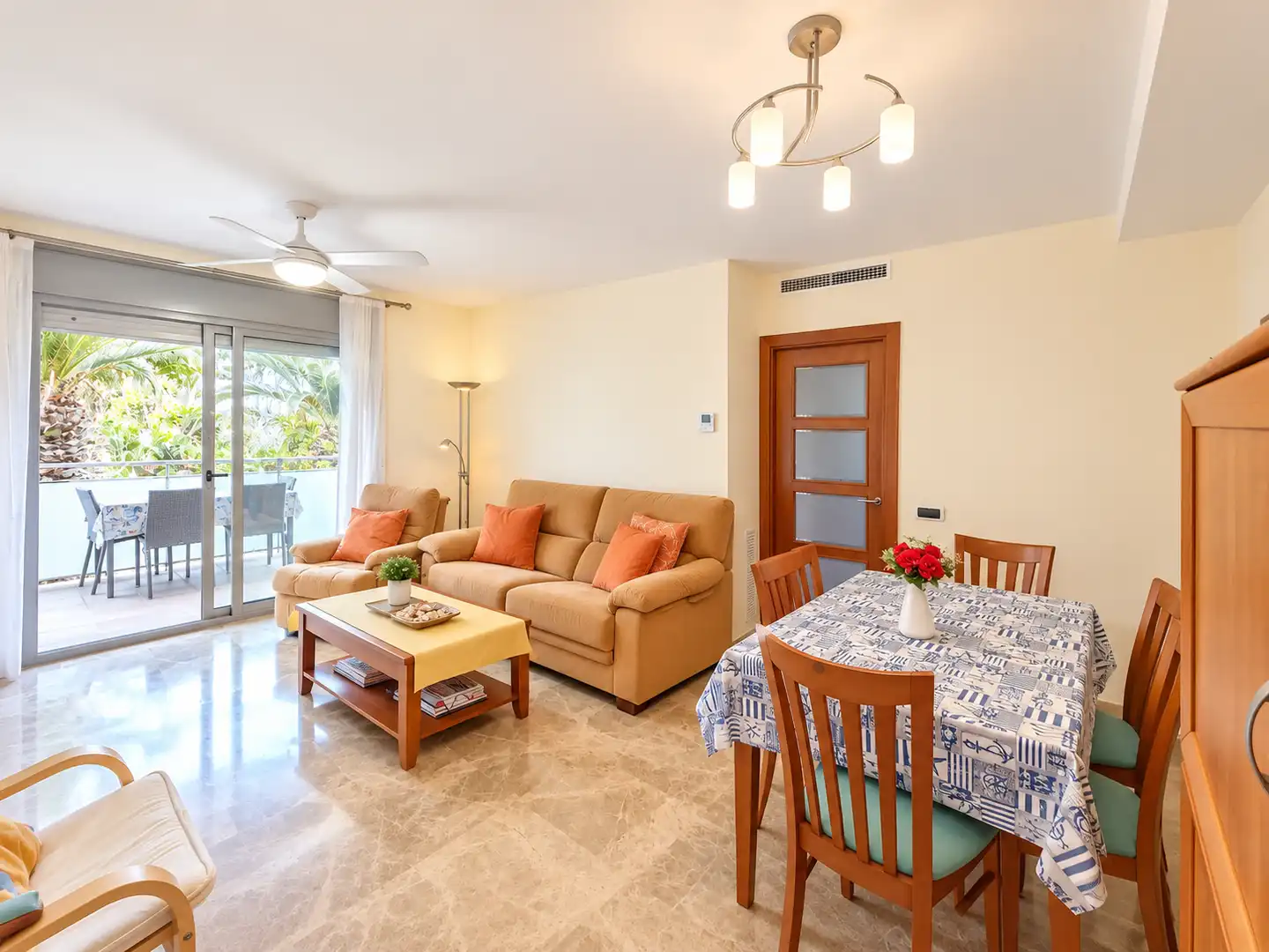 Sala de estar de Piso en venta en Roda de Berà con Calefacción y Jardín privado