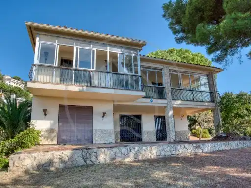 Casa amb jardí en venda a Carrer del Ripollès