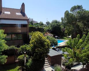 Jardí de Dúplex de lloguer en La Moraleja amb Aire condicionat, Terrassa i Piscina comunitària