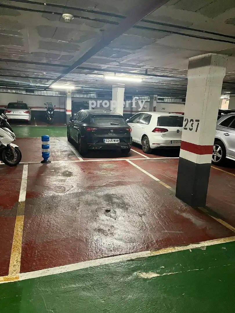 Aparcament de Pis en venda en Barcelona amb Aire condicionat, Calefacció i Balcó