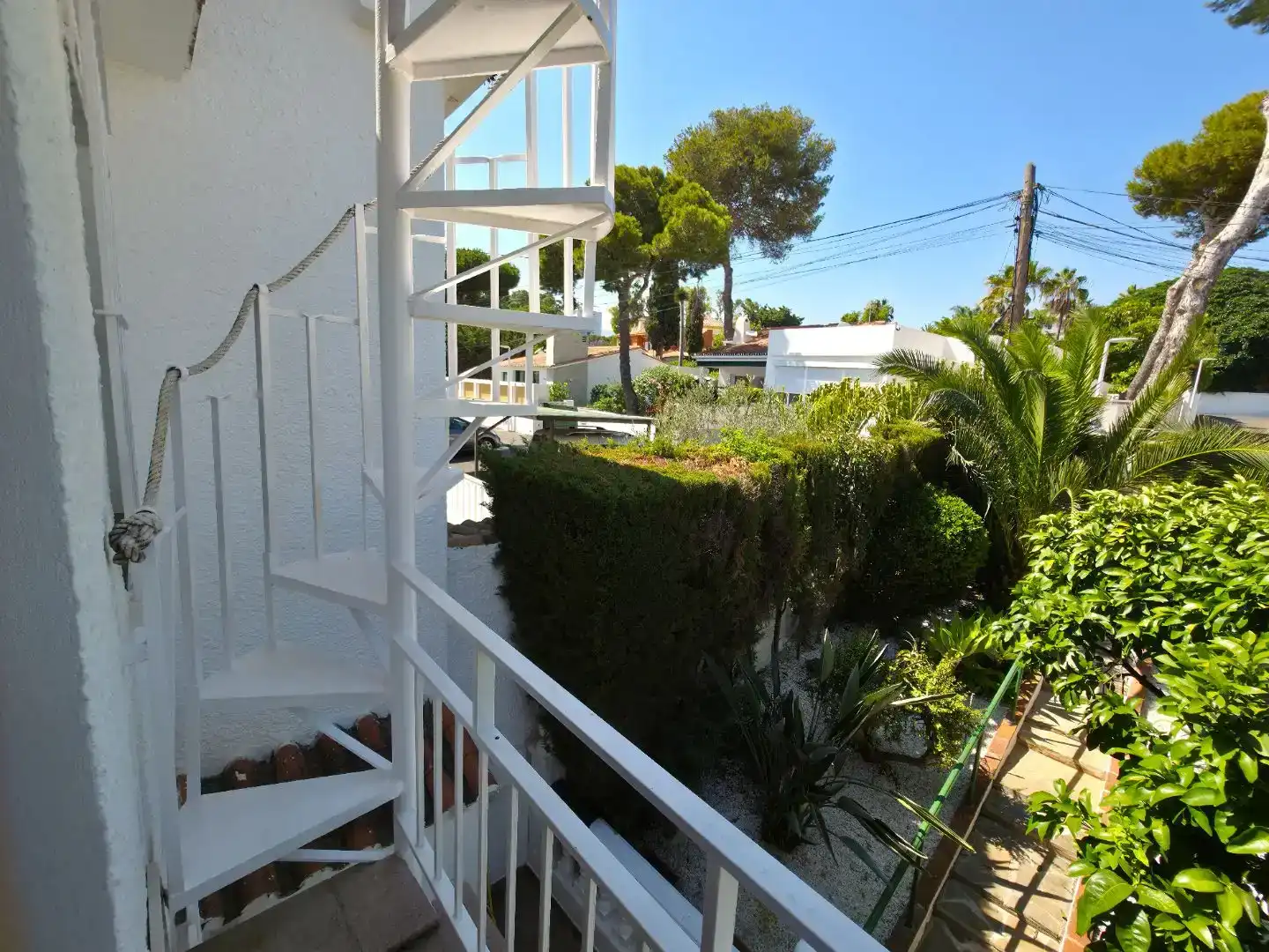 Vista exterior de Casa adosada en venda en Marbella amb Aire condicionat i Balcó