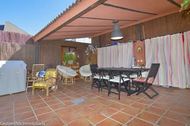 Terrasse von Einfamilien-Reihenhaus zur untervermieten in Villanueva de la Cañada mit Heizung, Privatgarten und Parkett