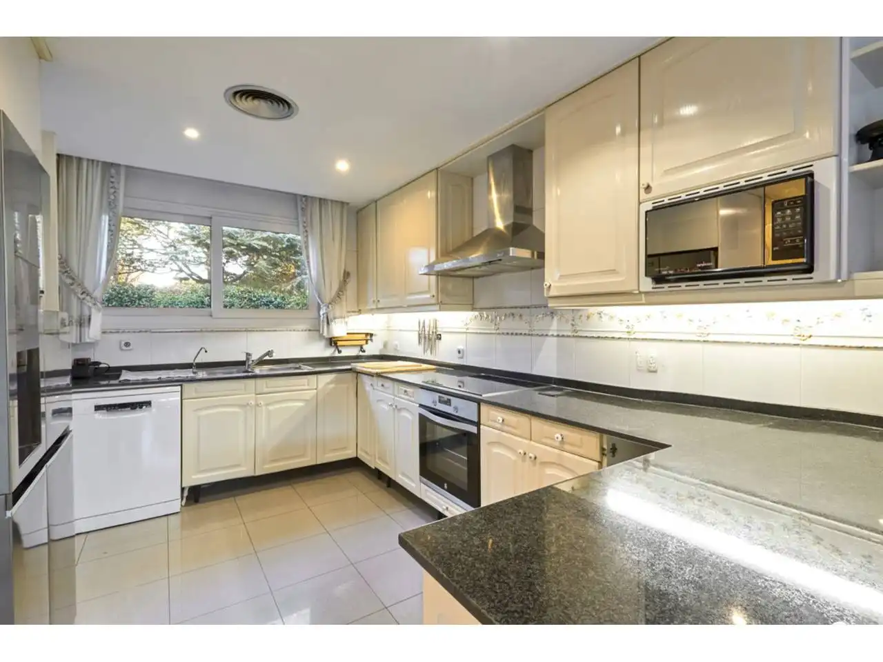 Kitchen of Houses for sale in Sant Cugat del Vallès  with Air Conditioner, Heating and Private garden