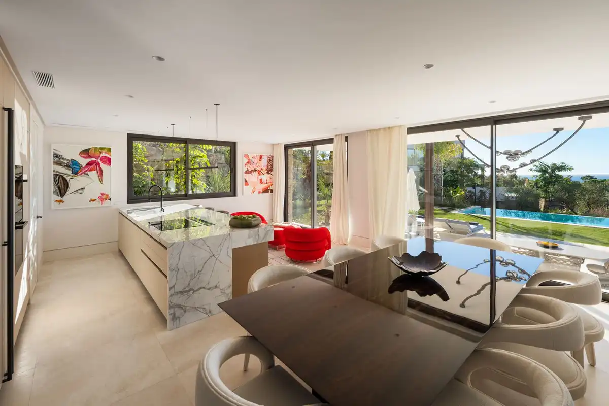 Menjador de Casa o xalet en venda en Marbella amb Aire condicionat, Jardí privat i Terrassa