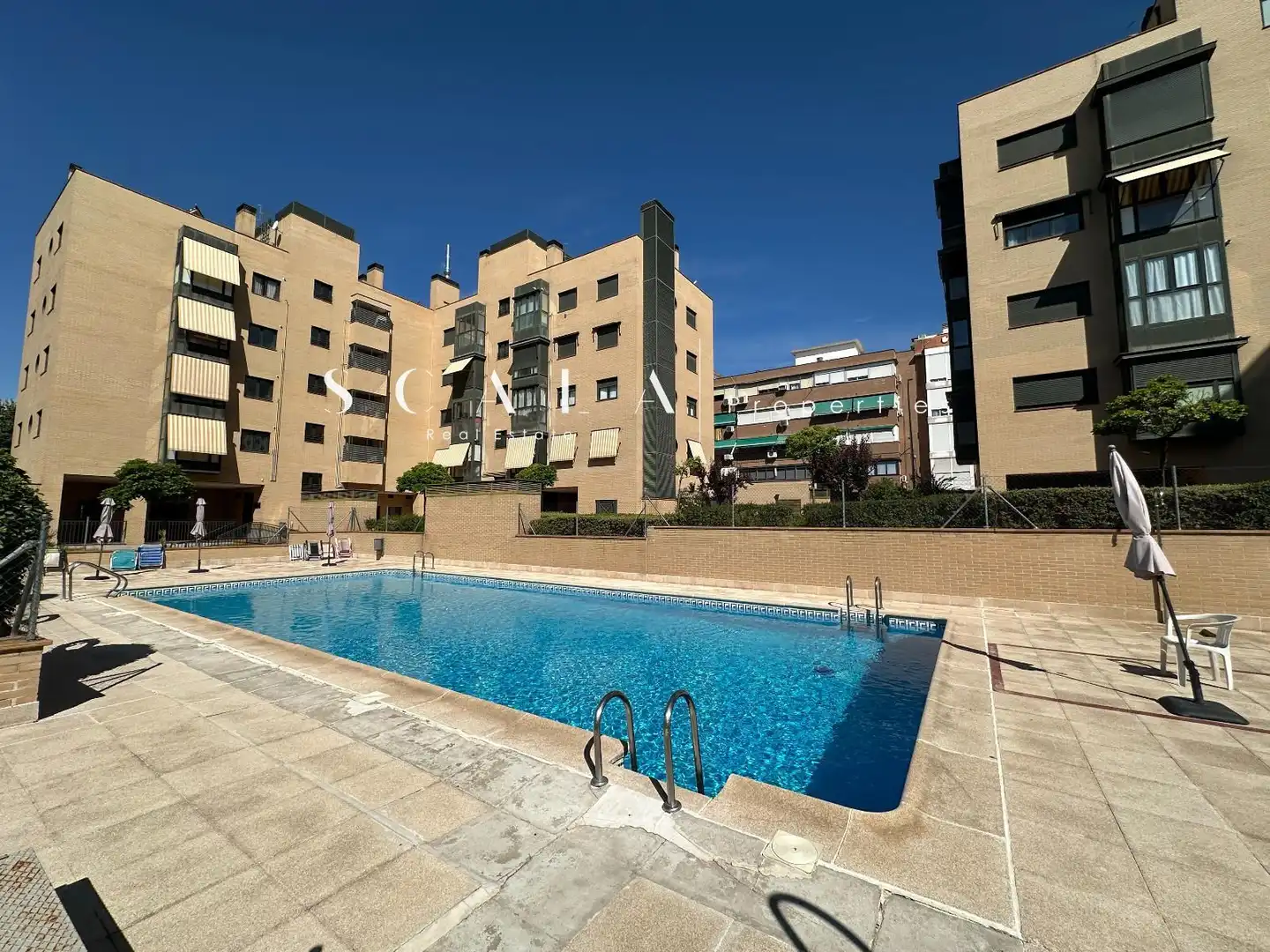 Schwimmbecken von Wohnung zur Miete in Madrid mit Klimaanlage, Heizung und Parkett