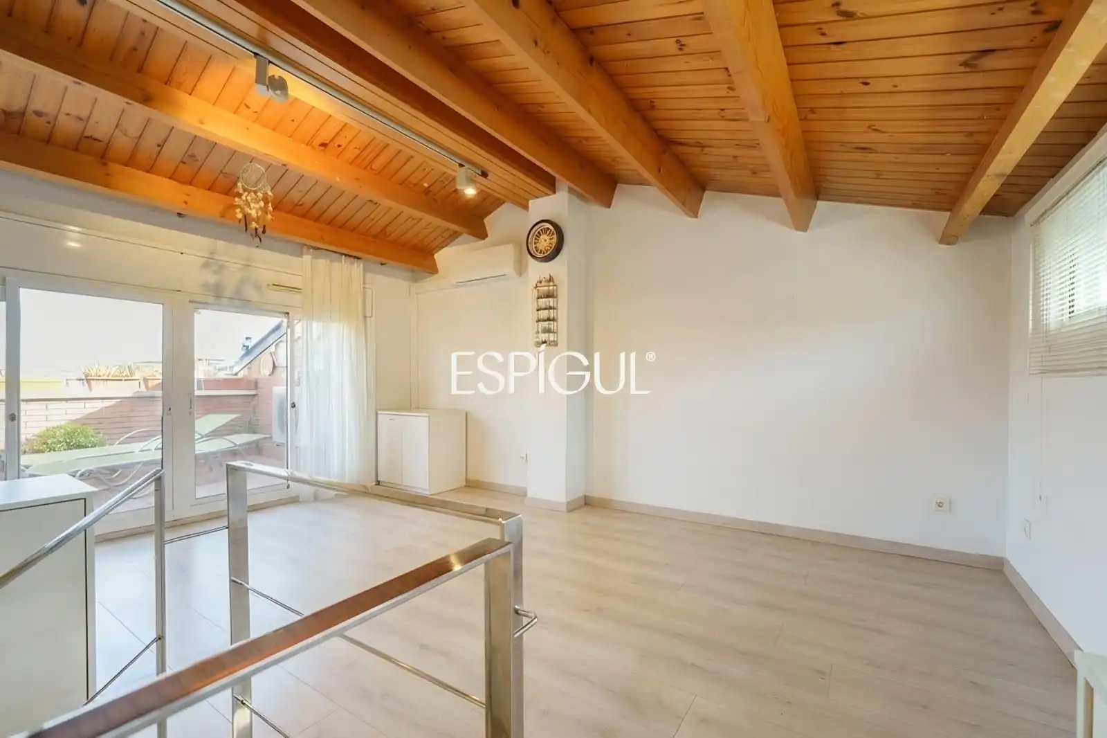 Sala de estar de Casa adosada en venta en Sant Cugat del Vallès con Aire acondicionado, Calefacción y Terraza